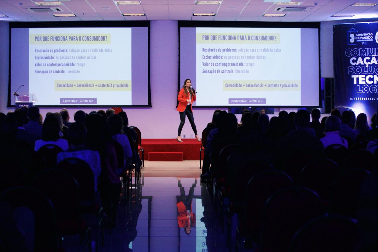 Tatianeh Reis palestrando em evento